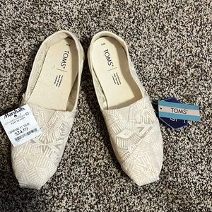 Toms women’s size 8 off white/ cream